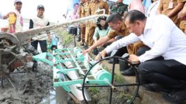 Gubernur Banten Andra Soni saat menghadiri kegiatan Tanam Perdana Pertanian Modern Advanced Agriculture System (PM-AAS) yang diinisiasi oleh Kementerian Pertanian (Kementan) di Kelurahan Margaluyu, Kecamatan Kasemen, Kota Serang. Foto: ist