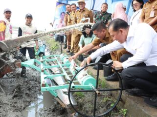 Gubernur Banten Andra Soni saat menghadiri kegiatan Tanam Perdana Pertanian Modern Advanced Agriculture System (PM-AAS) yang diinisiasi oleh Kementerian Pertanian (Kementan) di Kelurahan Margaluyu, Kecamatan Kasemen, Kota Serang. Foto: ist