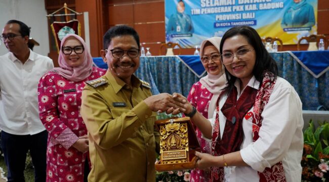 Wali Kota Tangerang, Sachrudin, saat menerima kunjungan Tim Penggerak PKK Kabupaten Badung di Gedung Nyimas Melati. Foto: ist