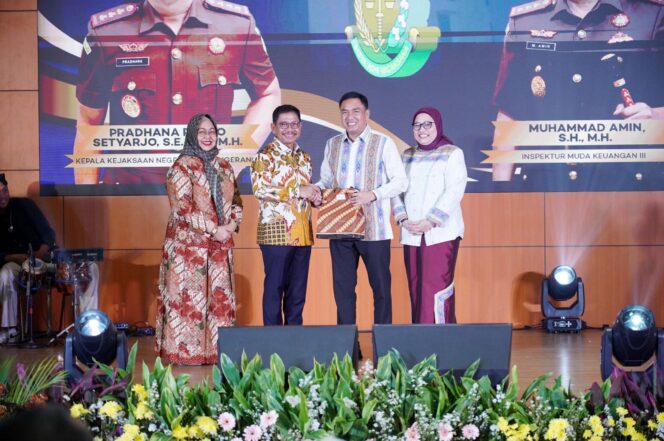 
 Wali Kota Tangerang Sachrudin saat menghadiri Lepas Sambut Kepala Kejaksaan Negeri (Kajari) Kota Tangerang di Ruang Al Amanah, Gedung Pusat Pemerintahan Kota Tangerang. Foto: ist