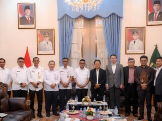 Gubernur Banten Andra Soni saat menerima kunjungan rombongan praktisi pengolahan sampah dari PT Solusindo Sampah Energi di Gedung Negara Provinsi Banten. Foto: ist