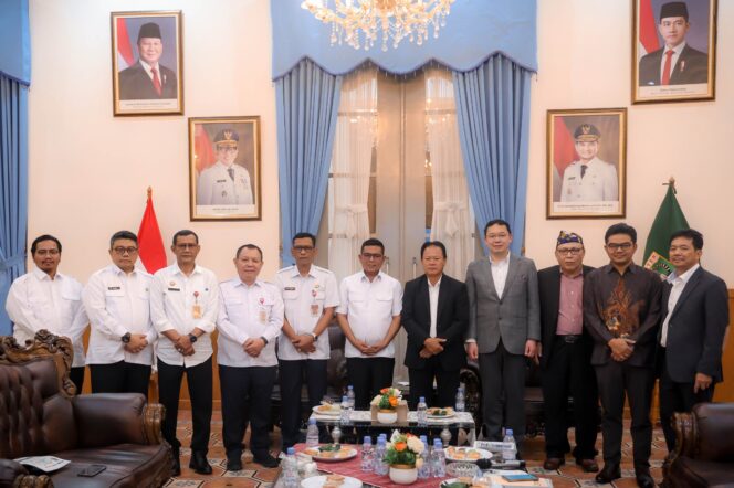 
 Gubernur Banten Andra Soni saat menerima kunjungan rombongan praktisi pengolahan sampah dari PT Solusindo Sampah Energi di Gedung Negara Provinsi Banten. Foto: ist