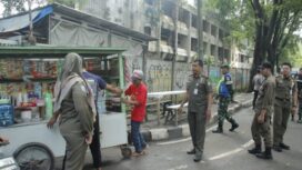 Personil Satpol PP Kota Tangerang saat melaksanakan penataan terhadap pedagang kaki lima (PKL) di sejumlah titik strategis. Foto: ist