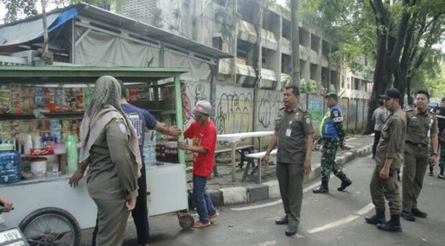 Personil Satpol PP Kota Tangerang saat melaksanakan penataan terhadap pedagang kaki lima (PKL) di sejumlah titik strategis. Foto: ist