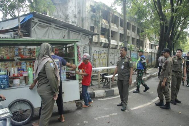 
 Personil Satpol PP Kota Tangerang saat melaksanakan penataan terhadap pedagang kaki lima (PKL) di sejumlah titik strategis. Foto: ist