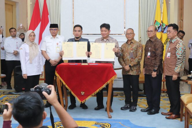 
 Direktur Kepatuhan Eko Virgianto, Direktur Operasional Purbaji Basuki, Direktur Bisnis Slamet Riyadi saat MoU dengan Pemkot Cilegon Terkait Layanan Jasa Perbankan RSUD Kota Cilegon. Foto: ist