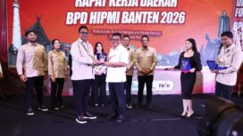 Gubernur Banten Andra Soni bersama Ketua HIPMI Banten Rifky Hermiansyah saat buka Rakerda HIMPI Banten 2026. Foto: ist