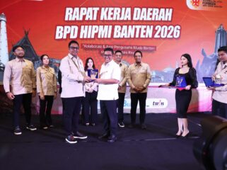 Gubernur Banten Andra Soni bersama Ketua HIPMI Banten Rifky Hermiansyah saat buka Rakerda HIMPI Banten 2026. Foto: ist