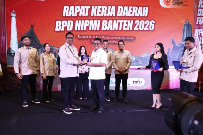
 Gubernur Banten Andra Soni bersama Ketua HIPMI Banten Rifky Hermiansyah saat buka Rakerda HIMPI Banten 2026. Foto: ist
