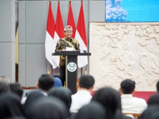 Wali Kota Tangerang Sachrudin saat memberi kuliah umum di Politeknik Transportasi Darat (Poltrada) Indonesia. Foto: ist 