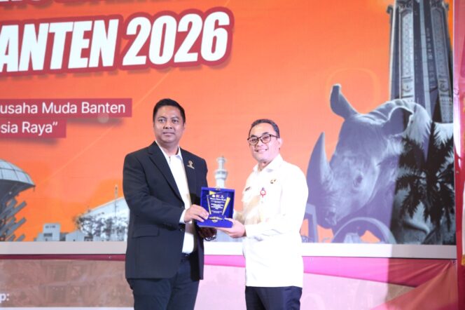 
 Ketua Umum BPD HIPMI Banten Rifky Hermiansyah bersama Kepala Dinas Perindustrian dan Perdagangan (Disperindag) Provinsi Banten Iwan Hermawan. Foto: ist