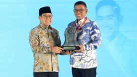 Menteri Koordinator Bidang Pemberdayaan Masyarakat Republik Indonesia Muhaimin Iskandar saat menyerahkan penghargaan Paritrana Award 2026 kepada Gubernur Banten Andra Soni. Foto: ist