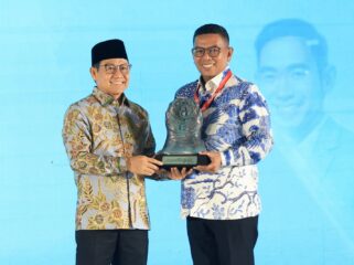 Menteri Koordinator Bidang Pemberdayaan Masyarakat Republik Indonesia Muhaimin Iskandar saat menyerahkan penghargaan Paritrana Award 2026 kepada Gubernur Banten Andra Soni. Foto: ist