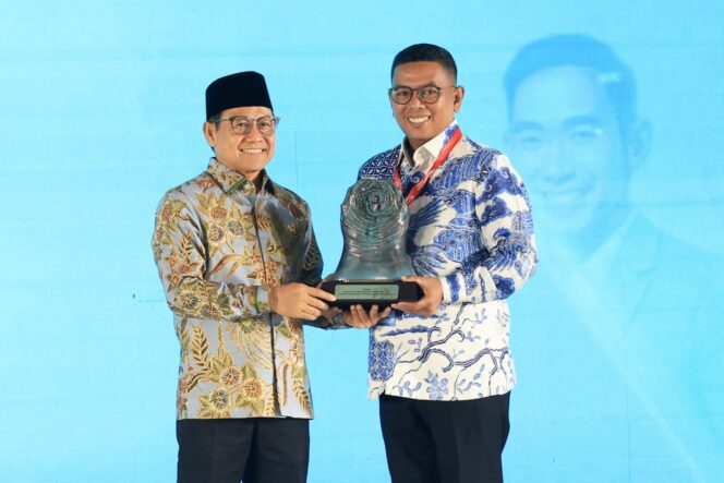 
 Menteri Koordinator Bidang Pemberdayaan Masyarakat Republik Indonesia Muhaimin Iskandar saat menyerahkan penghargaan Paritrana Award 2026 kepada Gubernur Banten Andra Soni. Foto: ist