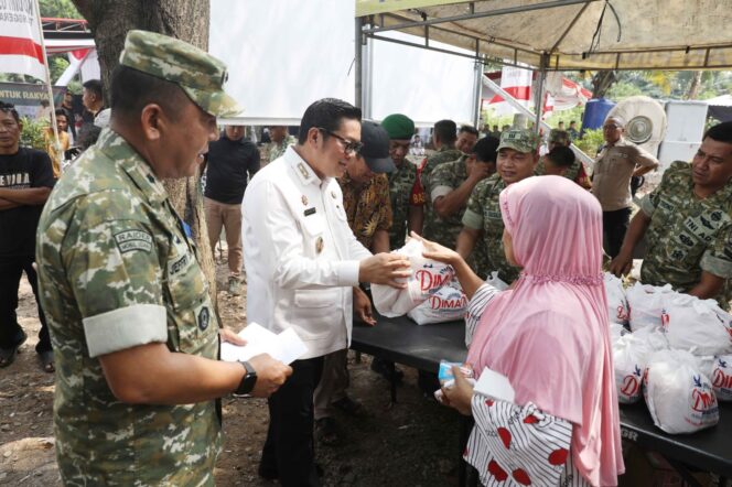
 Wakil Wali Kota Tangerang Maryono Bagikan paket sembako kepada warga Panunggangan Utara disela-sela peresmian Jembatan Garuda yang diinisiasi oleh Kodim 0506/Tgr. Foto: ist