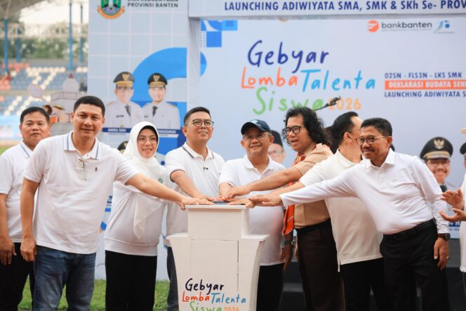 
 Mendikdasmen Abdul Mu'ti dan Gubernur Banten Andra Soni membuka acara Gebyar Lomba Talenta Siswa 2026 O2SN, FLS3N dan LKS yang dirangkaikan dengan deklarasi budaya sekolah aman dan nyaman serta peluncuran Adiwiyata SMA, SMK dan SKh se-Provinsi Banten yang dilaksanakan di Stadion Benteng Reborn, Kota Tangerang. Foto: ist