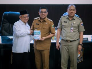 Mendikdasmen Abdul Mu'ti bersama Gubernur Banten Andra Soni saat peluncuran panduan bahan ajar pendidikan antikorupsi untuk Pendidikan Anak Usia Dini (PAUD) dan jenjang pendidikan menengah. Foto: ist