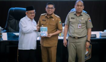 Mendikdasmen Abdul Mu'ti bersama Gubernur Banten Andra Soni saat peluncuran panduan bahan ajar pendidikan antikorupsi untuk Pendidikan Anak Usia Dini (PAUD) dan jenjang pendidikan menengah. Foto: ist
