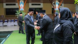 Wakil Wali Kota Tangerang, H. Maryono, melantik 28 Pegawai Negeri Sipil dalam Jabatan Fungsional Guru sekaligus menyerahkan 3 Surat Keputusan (SK) Penugasan Guru sebagai Kepala Sekolah (Kepsek) TK Negeri di Lingkungan Pemerintah Kota (Pemkot) Tangerang. Foto: ist
