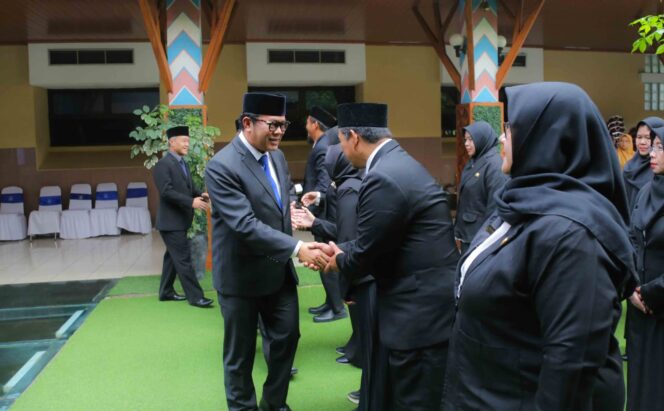 
 Wakil Wali Kota Tangerang, H. Maryono, melantik 28 Pegawai Negeri Sipil dalam Jabatan Fungsional Guru sekaligus menyerahkan 3 Surat Keputusan (SK) Penugasan Guru sebagai Kepala Sekolah (Kepsek) TK Negeri di Lingkungan Pemerintah Kota (Pemkot) Tangerang. Foto: ist