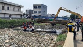 Korve Bersama UPTD DAS Cidurian-Cisadane, Dinas PUPR Kota Tangerang dan Banksasuci Bersihkan Sampah di Kali Ledug Kecamatan Periuk Kota Tangerang. Foto: TangerangPos 