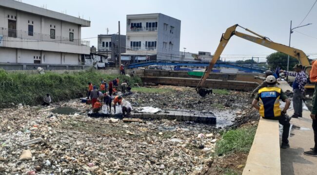 Korve Bersama UPTD DAS Cidurian-Cisadane, Dinas PUPR Kota Tangerang dan Banksasuci Bersihkan Sampah di Kali Ledug Kecamatan Periuk Kota Tangerang. Foto: TangerangPos 