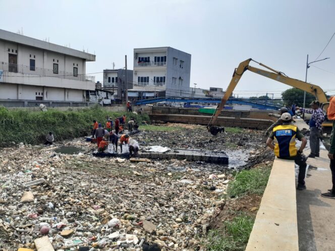 
 Korve Bersama UPTD DAS Cidurian-Cisadane, Dinas PUPR Kota Tangerang dan Banksasuci Bersihkan Sampah di Kali Ledug Kecamatan Periuk Kota Tangerang. Foto: TangerangPos 