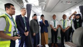 Anggota Komisi VI DPR RI Dapil Jember-Lumajang, Kawendra Lukistian atau yang akrab disapa Mas Kawe bersama Wakil Menteri Haji dan Umrah Dahnil Anzar Simanjuntak melepas keberangkatan jamaah haji asal Jember, Jawa Timur. Foto: ist