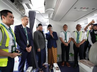 Anggota Komisi VI DPR RI Dapil Jember-Lumajang, Kawendra Lukistian atau yang akrab disapa Mas Kawe bersama Wakil Menteri Haji dan Umrah Dahnil Anzar Simanjuntak melepas keberangkatan jamaah haji asal Jember, Jawa Timur. Foto: ist