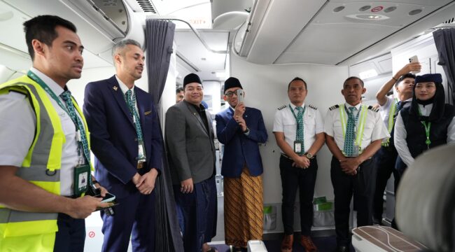 Anggota Komisi VI DPR RI Dapil Jember-Lumajang, Kawendra Lukistian atau yang akrab disapa Mas Kawe bersama Wakil Menteri Haji dan Umrah Dahnil Anzar Simanjuntak melepas keberangkatan jamaah haji asal Jember, Jawa Timur. Foto: ist