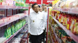 Gubernur Banten Andra Soni saat melihat Gerai Koperasi Desa Merah Putih Ciakar, Kecamatan Panongan, Kabupaten Tangerang
 Foto: Ist