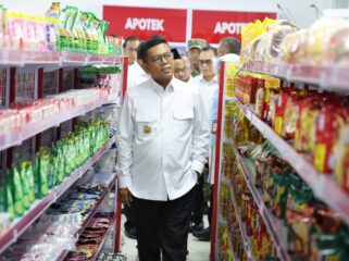 Gubernur Banten Andra Soni saat melihat Gerai Koperasi Desa Merah Putih Ciakar, Kecamatan Panongan, Kabupaten Tangerang
 Foto: Ist