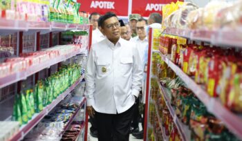 Gubernur Banten Andra Soni saat melihat Gerai Koperasi Desa Merah Putih Ciakar, Kecamatan Panongan, Kabupaten Tangerang
 Foto: Ist