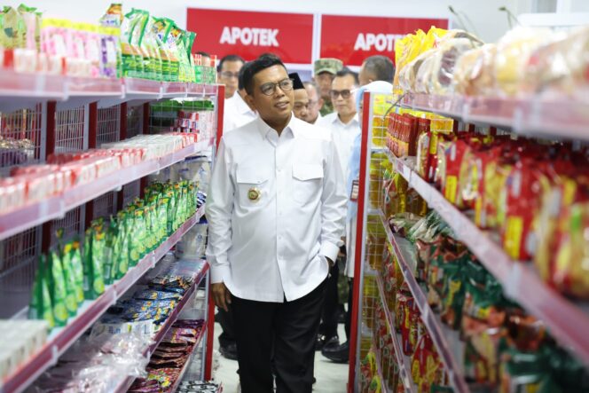 
 Gubernur Banten Andra Soni saat melihat Gerai Koperasi Desa Merah Putih Ciakar, Kecamatan Panongan, Kabupaten Tangerang
 Foto: Ist