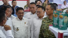 Kasdam Jaya Mayjen TNI Putra Widyawinaya, S.H., M.P.M., di dampingi Danrem 052/Wijayakrama Brigjen TNI Faizal Rizal, S.I.P., saat melihat gerai KDKMP Desa Ciakar Kecamatan Panongan Kabupaten Tangerang. Foto: ist