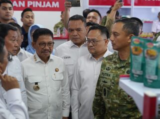 Kasdam Jaya Mayjen TNI Putra Widyawinaya, S.H., M.P.M., di dampingi Danrem 052/Wijayakrama Brigjen TNI Faizal Rizal, S.I.P., saat melihat gerai KDKMP Desa Ciakar Kecamatan Panongan Kabupaten Tangerang. Foto: ist