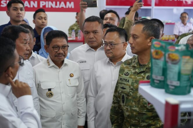 
 Kasdam Jaya Mayjen TNI Putra Widyawinaya, S.H., M.P.M., di dampingi Danrem 052/Wijayakrama Brigjen TNI Faizal Rizal, S.I.P., saat melihat gerai KDKMP Desa Ciakar Kecamatan Panongan Kabupaten Tangerang. Foto: ist