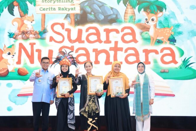 
 Gubernur Banten Andra Soni bersama Ibu Tinawati Andra Soni Saat menghadiri grand final Festival Storytelling Cerita Rakyat Suara Nusantara Banten di Pendopo Gubernur Banten, KP3B, Kota Serang. Foto: ist 