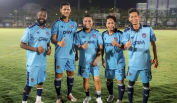 Gubernur Banten Andra Soni ikut meramaikan pertandingan persahabatan antara Persita Old Star melawan Wong Kudus Indonesia FC di Stadion Indomilk Arena, Kabupaten Tangerang. Foto: ist