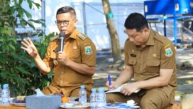 Gubernur Banten Andra Soni Didampingi Sekretaris Daerah Provinsi Banten Deden Apriandhi Hartawan saat memimpin Rapat Pimpinan di Halaman Gedung Negara Provinsi Banten, Kota Serang. Foto: ist