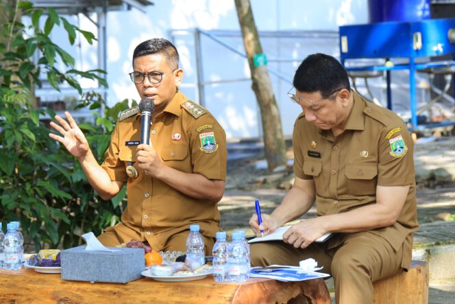
 Gubernur Banten Andra Soni Didampingi Sekretaris Daerah Provinsi Banten Deden Apriandhi Hartawan saat memimpin Rapat Pimpinan di Halaman Gedung Negara Provinsi Banten, Kota Serang. Foto: ist