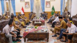 Gubernur Banten Andra Soni saat berdialog bersama Badan Koordinasi Pembentukan Kabupaten Cilangkahan (Bakor PKC) di Gedung Negara Provinsi Banten, Kota Serang. Foto: ist