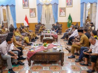 Gubernur Banten Andra Soni saat berdialog bersama Badan Koordinasi Pembentukan Kabupaten Cilangkahan (Bakor PKC) di Gedung Negara Provinsi Banten, Kota Serang. Foto: ist