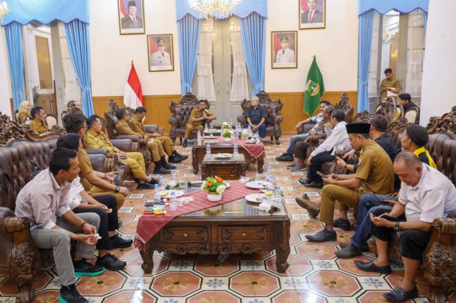 
 Gubernur Banten Andra Soni saat berdialog bersama Badan Koordinasi Pembentukan Kabupaten Cilangkahan (Bakor PKC) di Gedung Negara Provinsi Banten, Kota Serang. Foto: ist