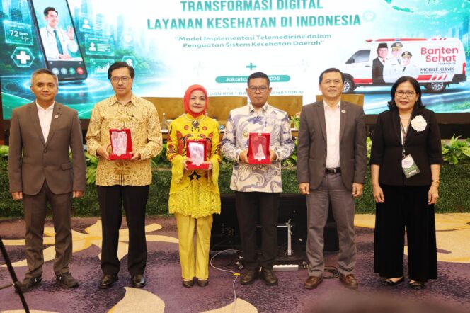 
 Gubernur Banten Andra Soni Didampingi Kadinkes Banten Ati Paramudji Hastuti saat menjadi Narasumber Seminar Transformasi Digital Layanan Kesehatan di Indonesia. Ballroom Gedung Badan Riset dan Inovasi Nasional (BRIN), Foto: ist