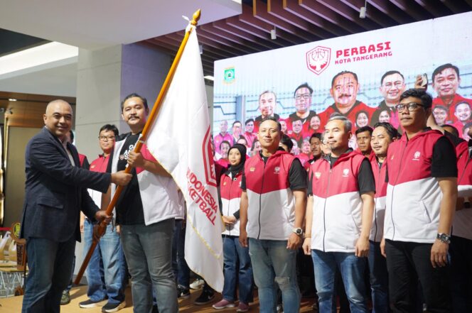 
 Ketua Umum Pengurus Provinsi (Pengprov) Perbasi Banten, Ahmed Zaki Iskandar saat melantik Pengurus Cabang Perbasi Kota Tangerang. Foto: ist