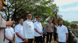 Gubernur Banten Andra Soni dan Wali Kota Tangerang Sachrudin saat meninjau Normalisasi Situ Bulakan Periuk Kota Tangerang. Foto: ist