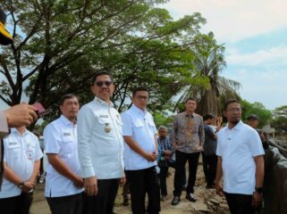 Gubernur Banten Andra Soni dan Wali Kota Tangerang Sachrudin saat meninjau Normalisasi Situ Bulakan Periuk Kota Tangerang. Foto: ist