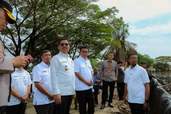 
 Gubernur Banten Andra Soni dan Wali Kota Tangerang Sachrudin saat meninjau Normalisasi Situ Bulakan Periuk Kota Tangerang. Foto: ist