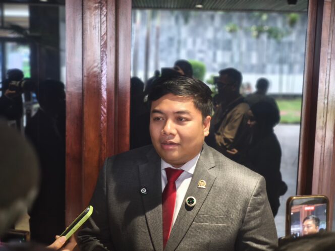 
 Anggota Komisi VI DPR RI Kawendra Lukistian menghadiri Rapat Paripurna DPR RI. Foto: ist